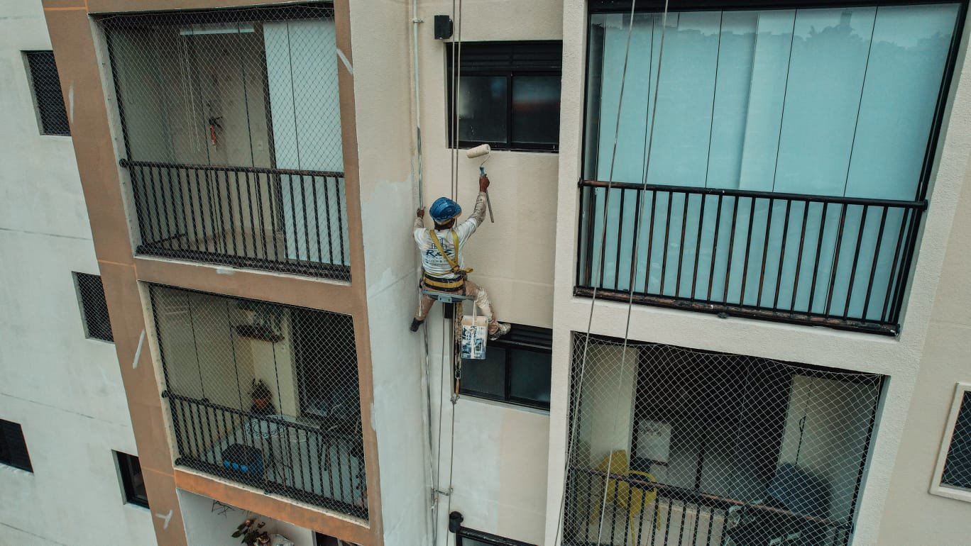 Equipe em fachada representando segurança e execução técnica
